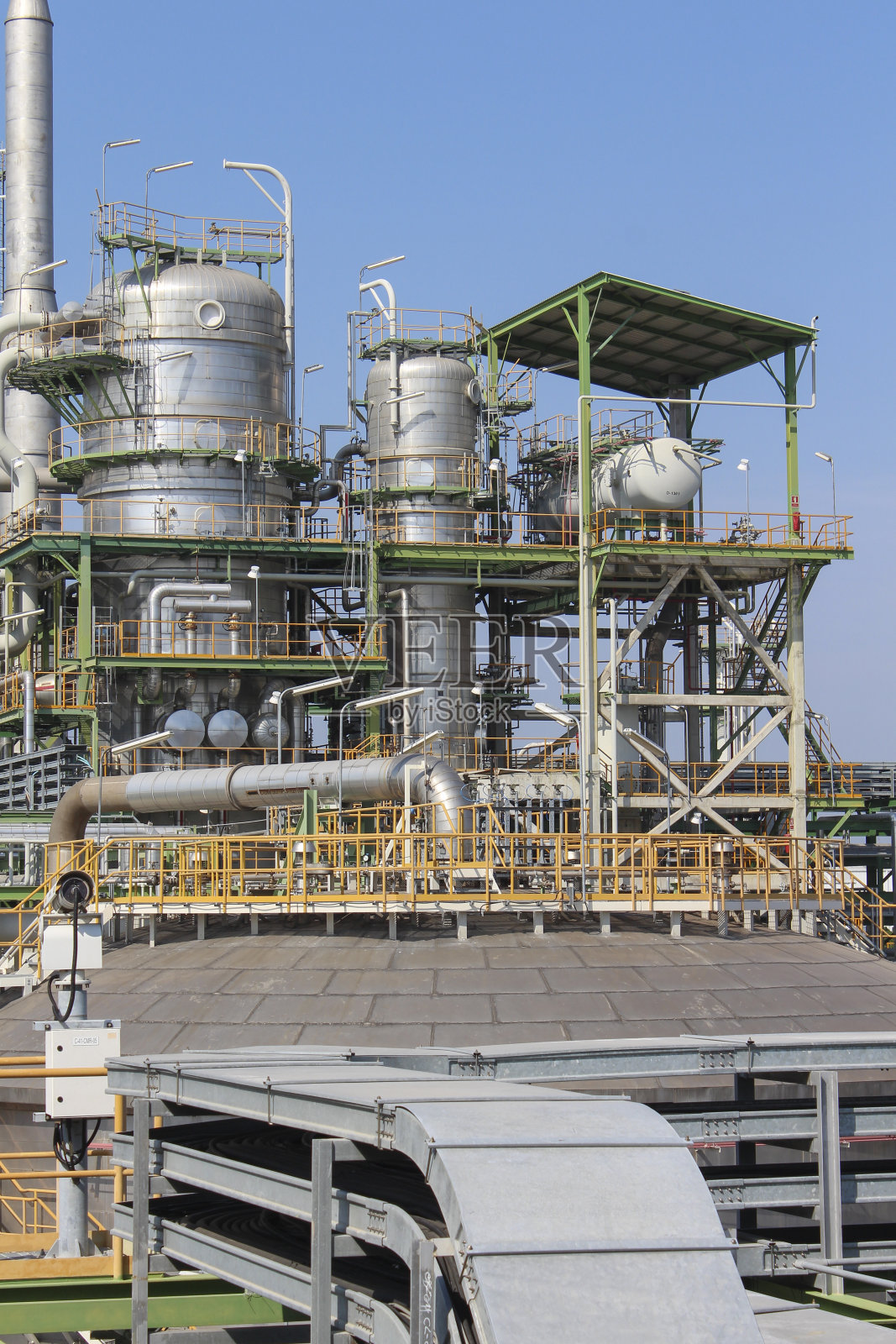 夏天的一天石油化工厂