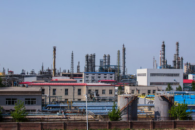 石油化工产业中的核心基石 化工厂与化工设备